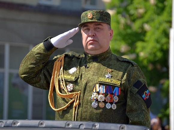 Глава ЛНР Игорь Плотницкий принимает парад 9 мая.