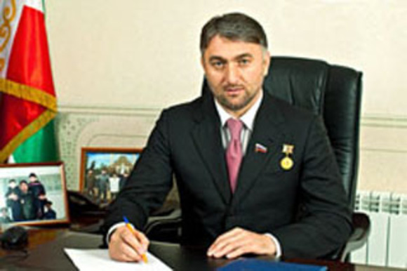 Чеченский депутат от имени Кадырова предложил участнику протестов в Москве «помочь с тем, что касается закона»