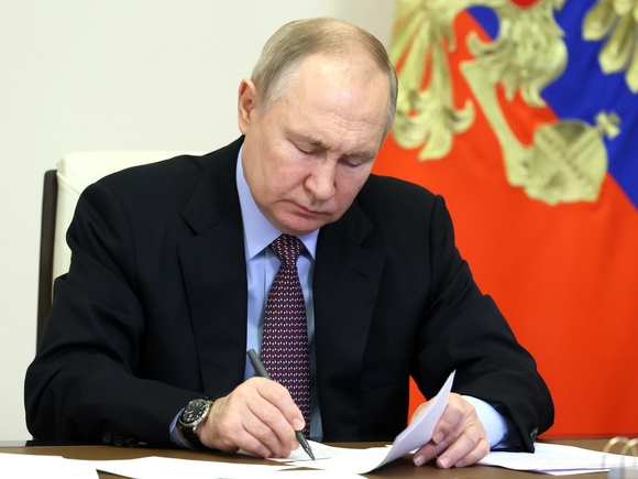 Песков заявил, что Путин продолжает работать в Кремле