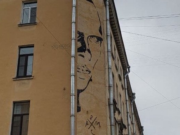 Петербуржцы призвали не допустить исчезновение граффити с Даниилом Хармсом