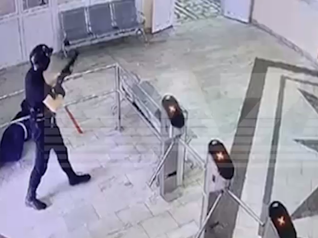 Видео где террористы расстреливают людей в крокусе. Пермь стрелок ампутировали ногу.