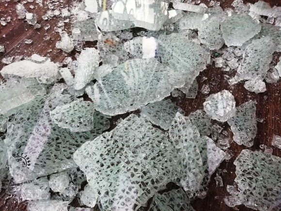 В Тюменской области ледяная глыба сорвалась с грузовика и пробила лобовое стекло легковушки