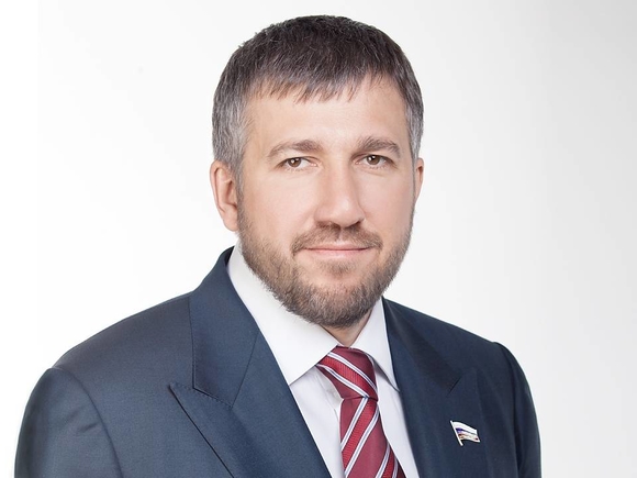 Самый богатый за 2020 год депутат — единоросс Григорий Аникеев — владеет вертолетом и автомобилями медслужбы