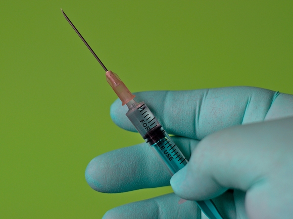 В Британии одобрили первую вакцину от штамма коронавируса «омикрон»