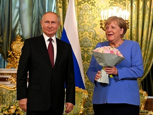Путин помогает Меркель уйти на подъеме