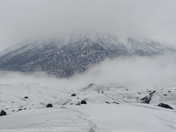 На Камчатке спасатели добрались до выживших туристов на Ключевском вулкане
