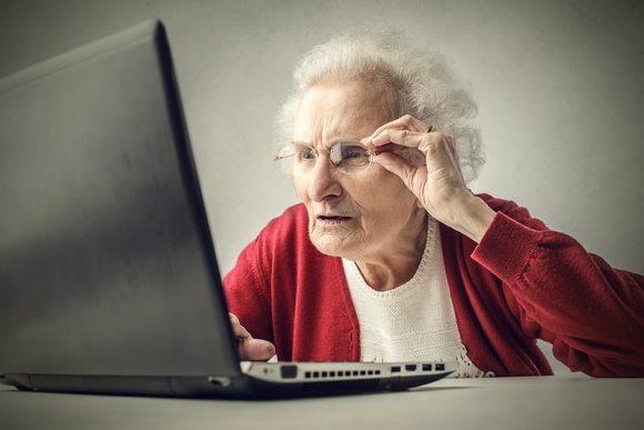 Просмотр телевизора повышает риск развития деменции, а использование компьютера может помочь защититься от нее, говорится в исследовании.