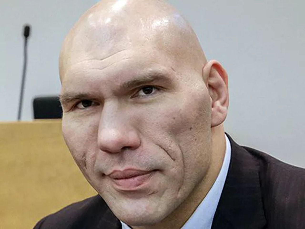 Депутат боксер Валуев
