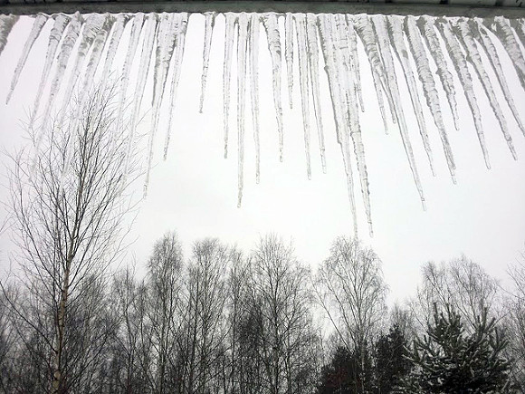 В Мурманской области глыба льда обрушилась на капот автомобиля (видео)