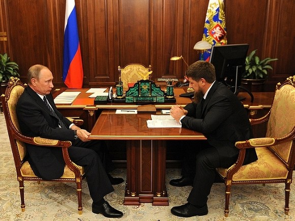 В Кремле отрицают, что ситуация в Чечне вырвалась из-под контроля и что Путин «боится» Кадырова (видео)