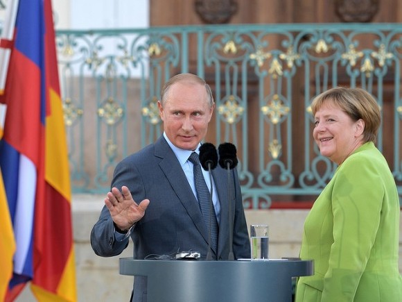 Лидеры России и Германии решают что-то под ковром, а общественность и пресса теряются в догадках, что же на самом деле происходит.