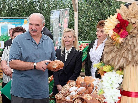 Многоопытный Лукашенко 26 лет, словно колобок, катался между Россией и Евросоюзом, припевая «я от бабушки ушел, я от дедушки ушел», и вдруг совершил роковую ошибку.