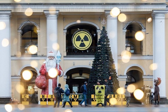Радиоактивные бочки с поздравительной надписью появились в центре Петербурга