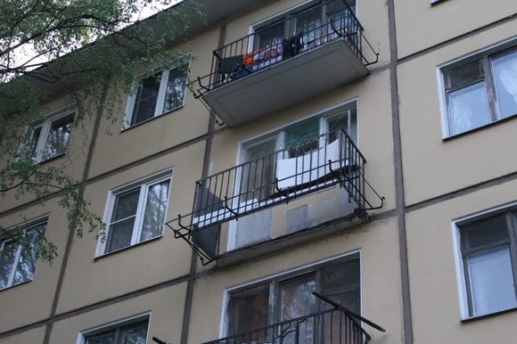 Под сызранской пенсионеркой рухнул балкон — пострадавшая в больнице