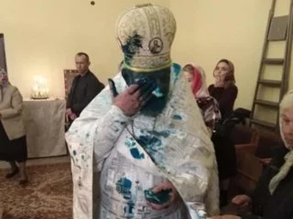 Во Львовской области во время литургии облили зеленкой священника УПЦ МП