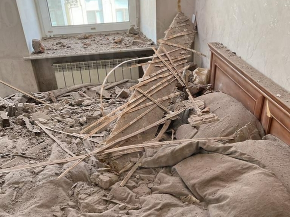 Потолок обрушился в квартире в Невском районе (видео)