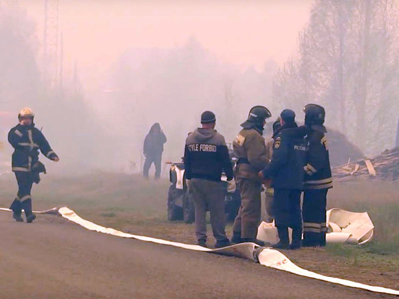 Бушующий в Якутии лесной пожар перекинулся на жилые дома (видео)