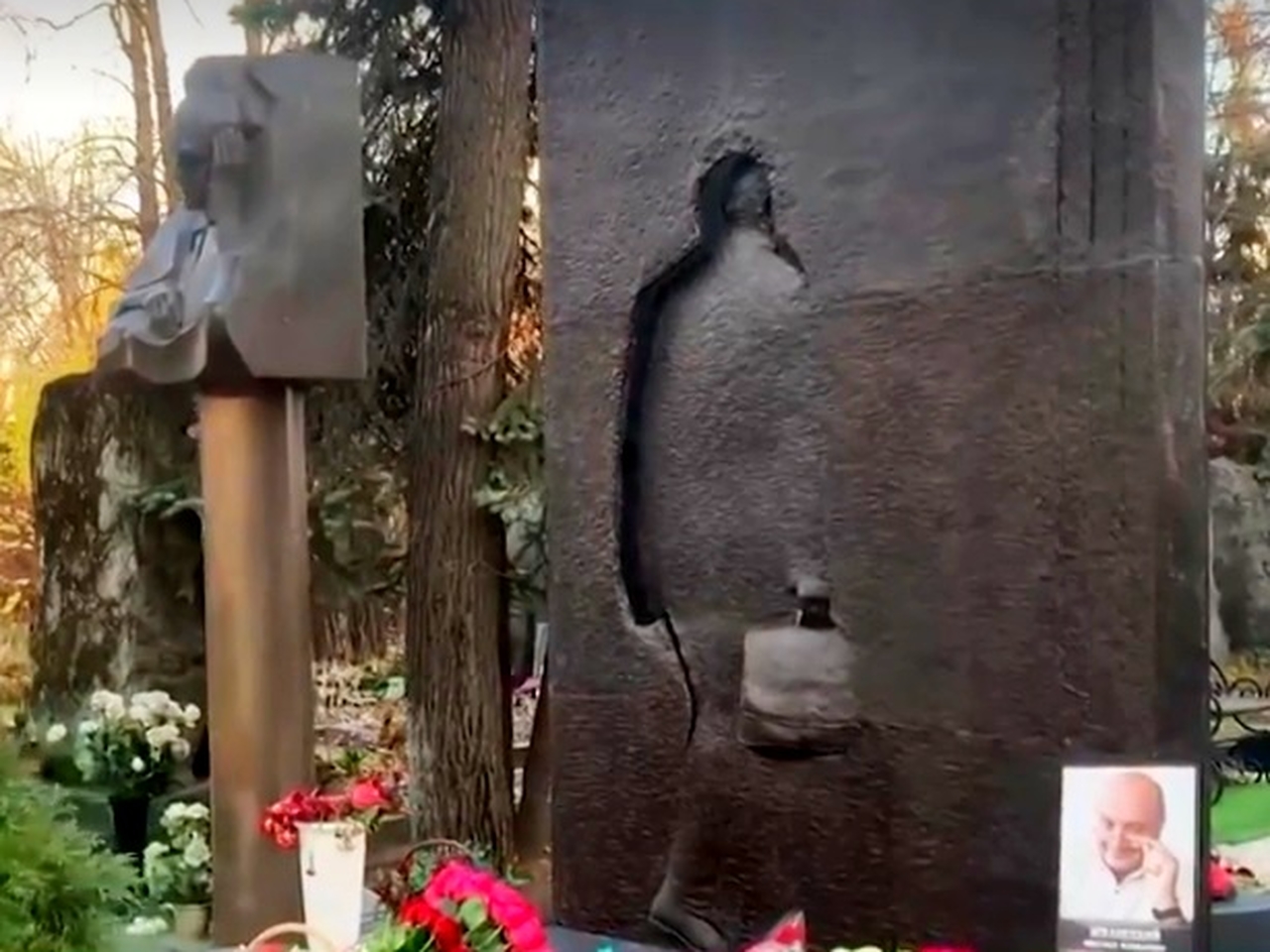 памятник жванецкому на новодевичьем кладбище фото