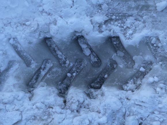 В Саратовской области провалился под лед автомобиль с четырьмя молодыми людьми