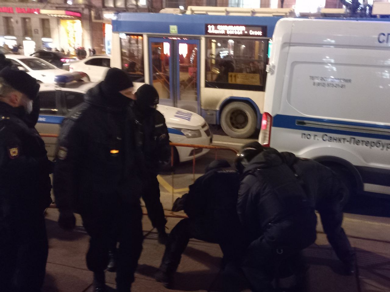 Нападение на спб. Полиция ищет. Полиция Санкт-Петербурга. Напал на полицейского в России.