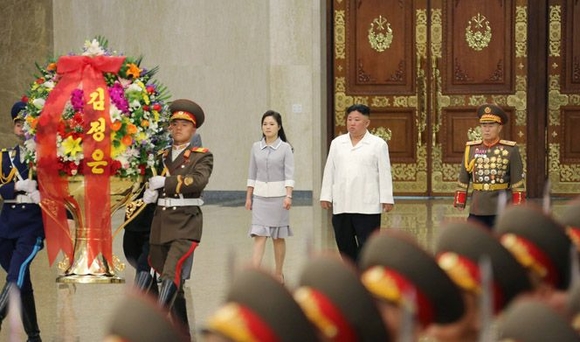 Ким Чен Ын почтил память своего деда в День Солнца (фото)