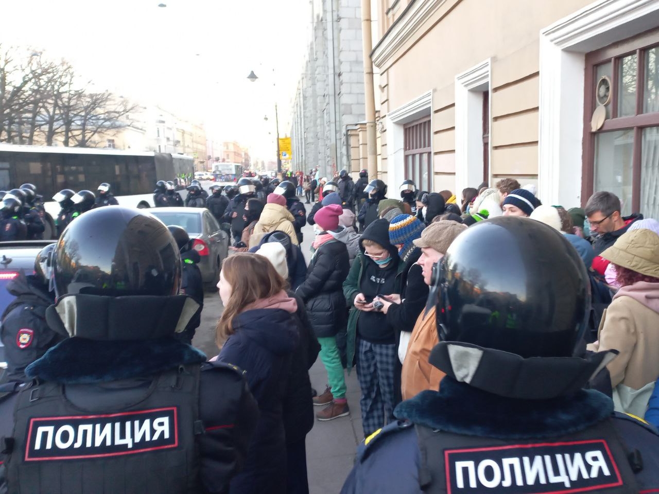 Отправь новости. Задержания Петербург 27 февраля. Протесты в Москве. Протесты в Петербурге сейчас. Протесты в России сейчас.