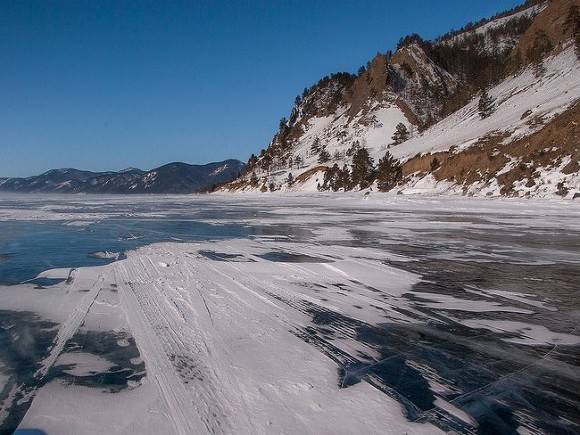 На Байкале туристы провалились под лед (видео)