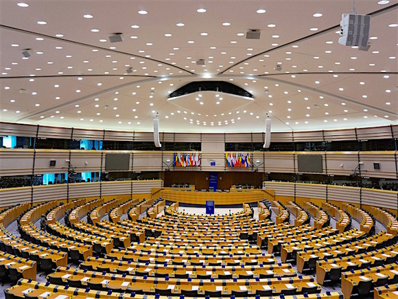 В Европарламенте призвали США и ЕС усилить санкции против стянувшей войска к Украине России