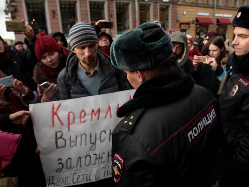 Требую справедливости. Фото девушек на митинге в россии нет войне. Протест в суде. Требуем справедливости. Требуем справедливости.