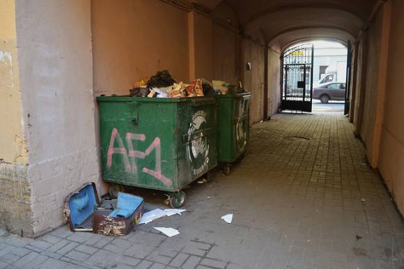 В Петербурге пенсионерку завалило мусором в собственной квартире
