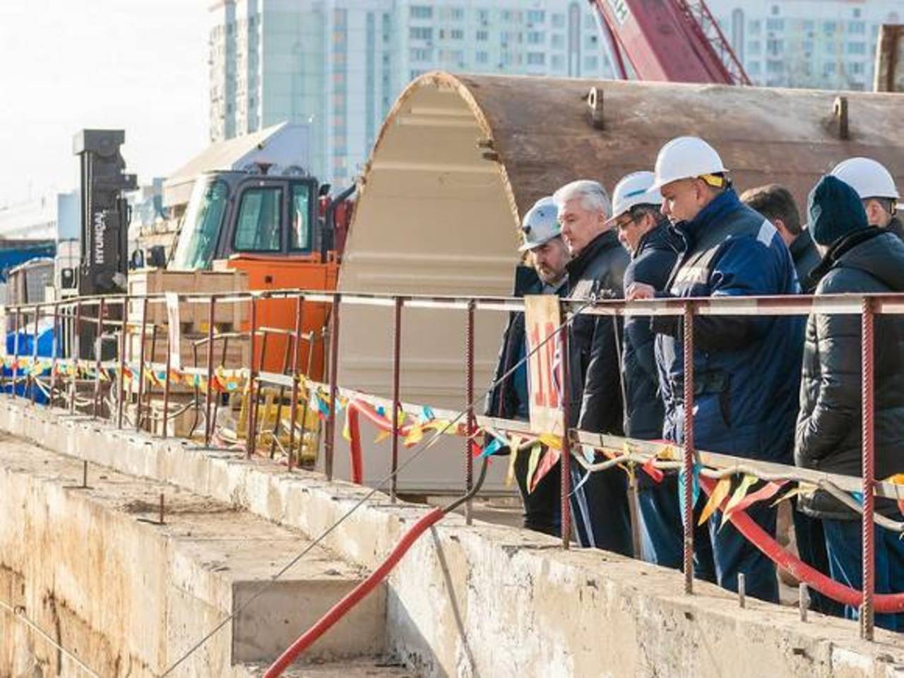 Стройка в Европе. Огромная стройка в Москве. Строительство европейского в Москве. Пожилые люди следят за ходом стройки в Европе.