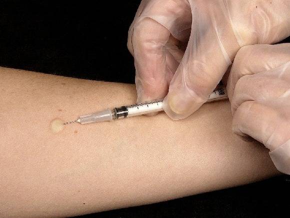 Минздрав разрешил начать испытания еще одной вакцины от коронавируса