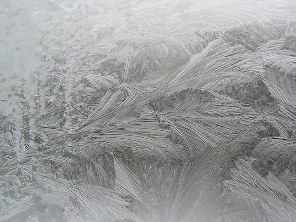 В Норильске вода из прорвавшейся трубы превратилась в огромный снежный фонтан (видео)