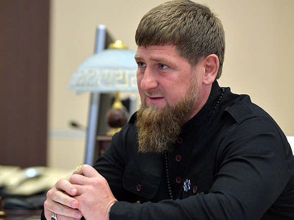 Кадыров в ответ на просьбы открыть парикмахерские побрился наголо (видео)