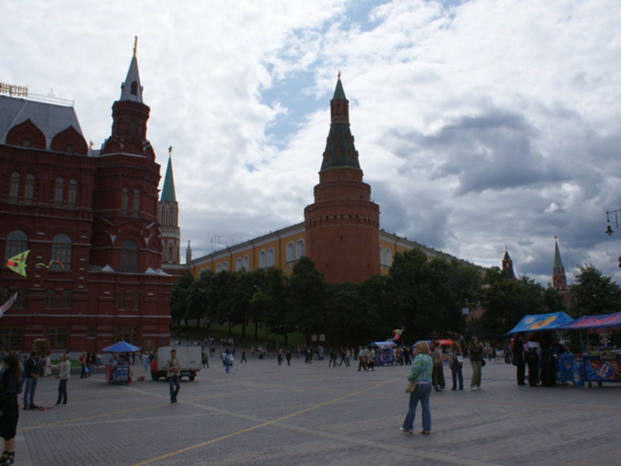 Москва замена. Манежная и красная площадь Москва. Красная площадь закрыта. Манежная площадь закрыта. Шатер на Манежной площади.