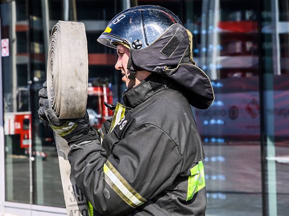 Пожарные эвакуировали 20 жителей Петербурга из-за пожара
