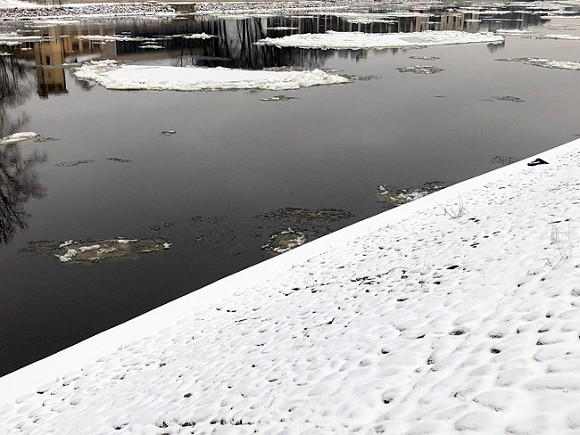В новой Москве лыжник провалился под лед на реке