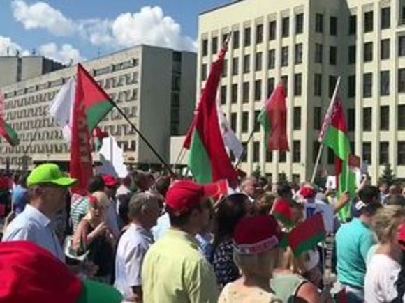 «Спасибо, что терпите»: Лукашенко вышел на митинг и встал на колени перед народом