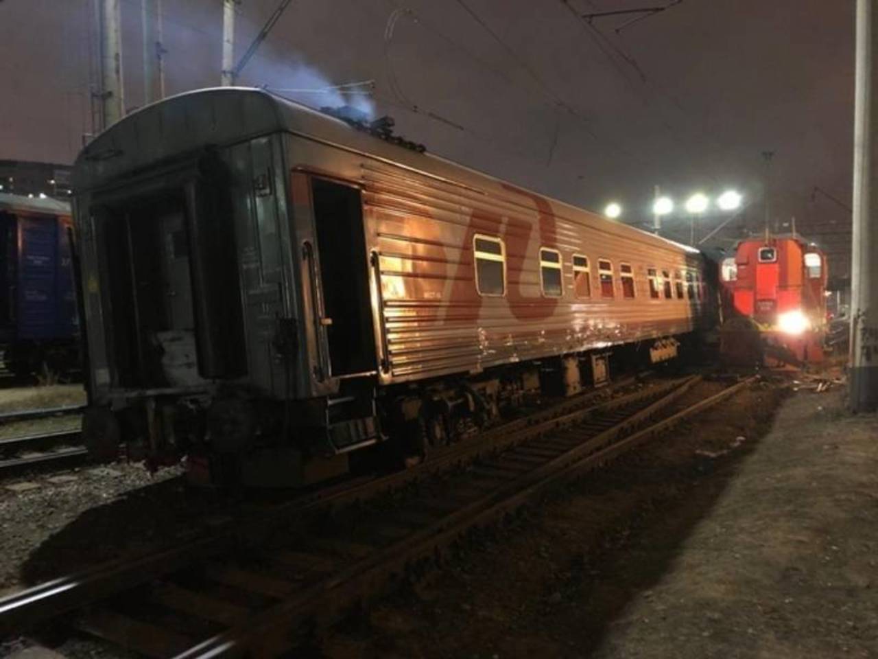 Два вагона. Пассажирский вагон на вокзале. Станция Москва пассажирская Октябрьская. Тепловоз на вокзале. Боковое столкновение вагонов.