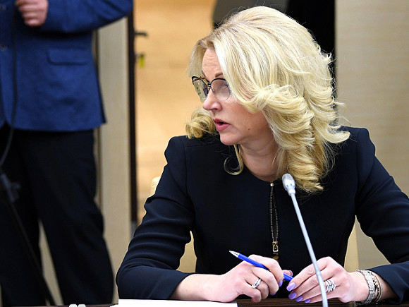 Голикова заявила о риске роста заболеваемости ковидом в России, но полностью закрывать границу власти не будут