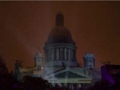 Петербуржцев удивили «световые столбы» в небе (фото)