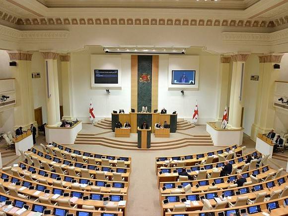 В парламенте Грузии депутаты устроили потасовку из-за проекта об иноагентах