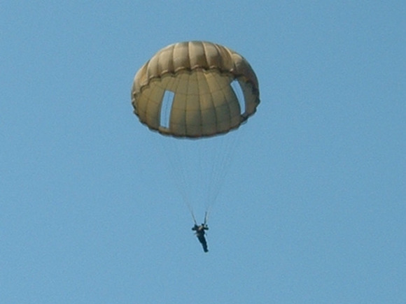 В Омске во время первого прыжка с парашютом погиб срочник