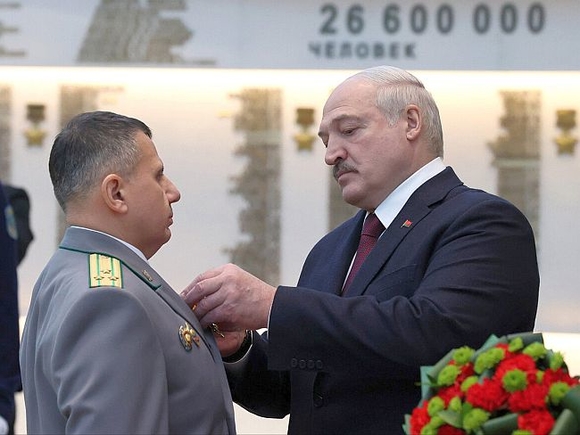 Белоруссия протискивается между войной и миром