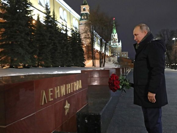 Путин возложил цветы к памятному знаку «Город-герой Ленинград»