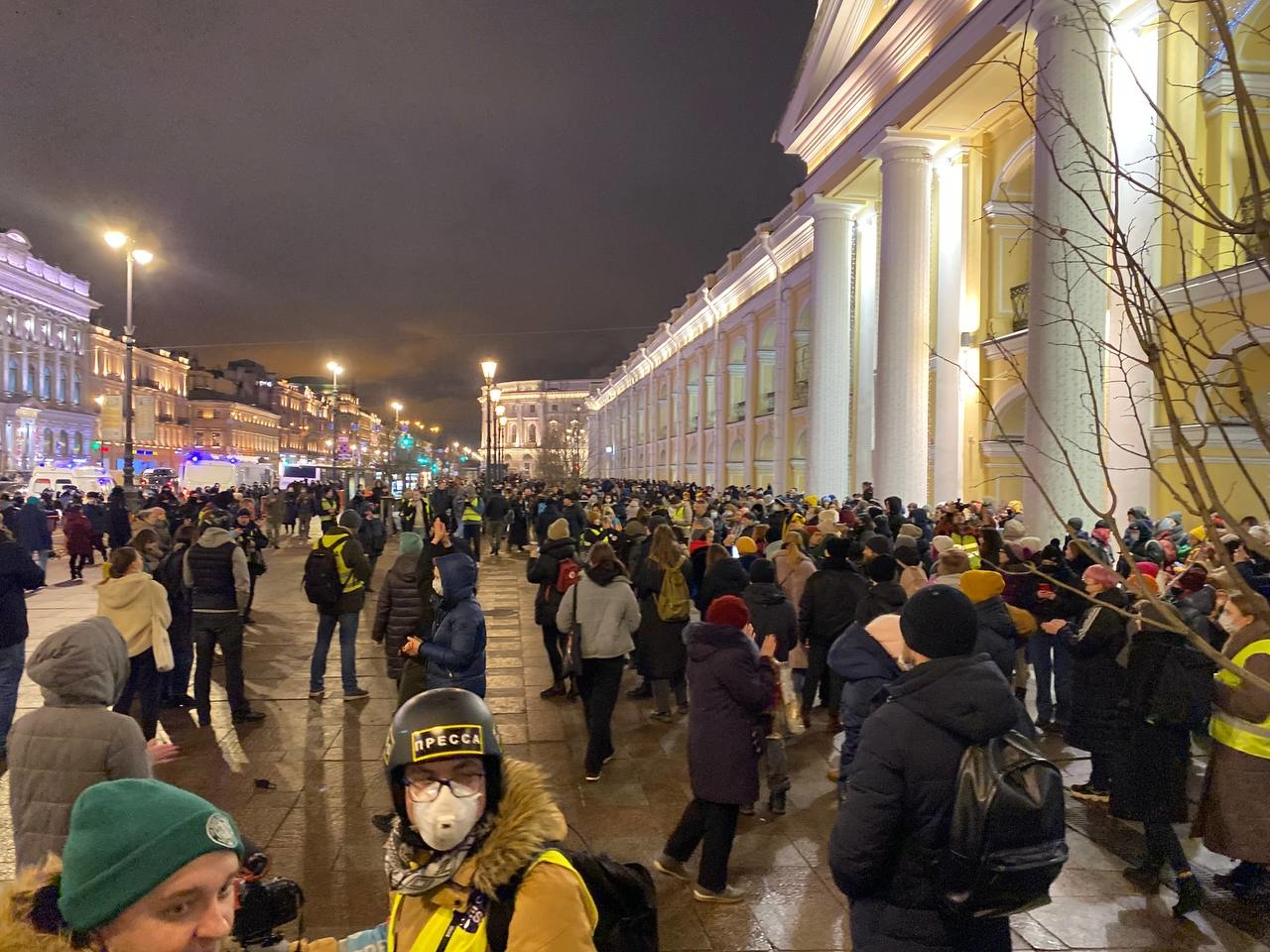 Украинский петербург. Протесты в Петербурге. Митинг в Питере. Санкт-Петербург люди. Гостиный двор Санкт-Петербург зимой.