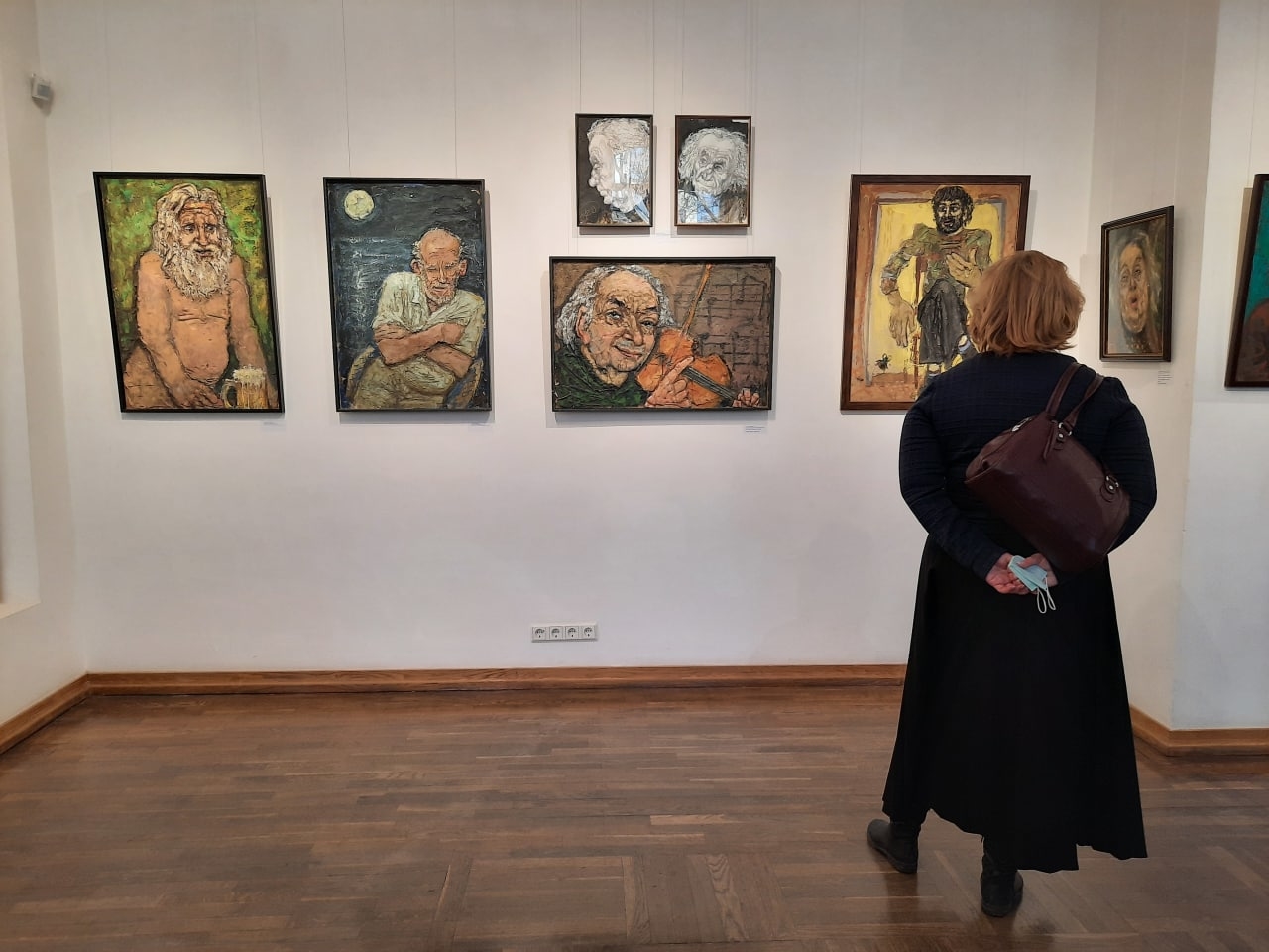 искусствовед организующий выставку.