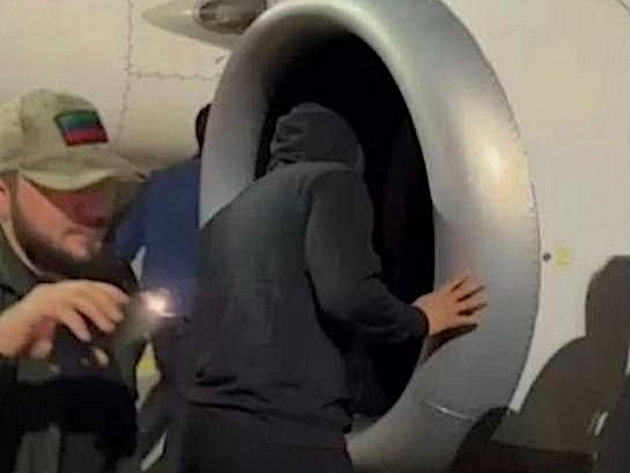 Самолет шереметьево анталья. В дагестане ищут евреев в турбине самолета. Аварийный люк в самолете. Медведев авиапром. Человек попал в турбину самолета.