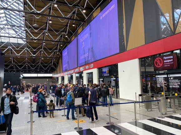 «Ведомости»: В четырех крупнейших аэропортах Москвы Петербурга задержаны более 150 рейсов