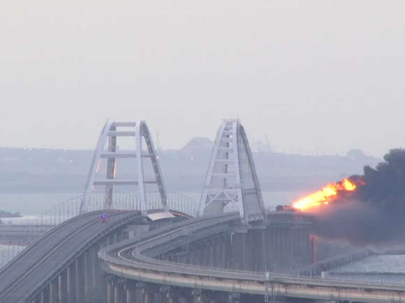 «МК»: На Крымском мосту погибли видеоблогеры из Петербурга